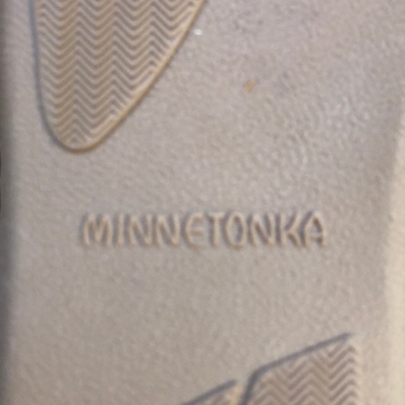 Minnetonka Sheepskin Ankle Boot || s: 8 - Picture 4 of 6